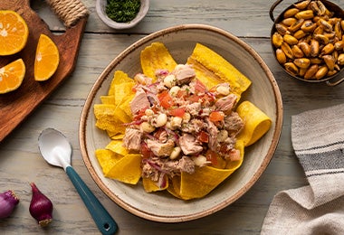 Dependiendo de la receta de ceviche, hay distintos juegos de texturas. Una receta de ceviche con atún, verduras y chips de plátano.