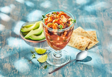 Hay recetas de ceviche más allá de los pescados, por ejemplo, con mariscos. Una receta de ceviche con camarones y tomates.