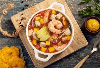 Hay recetas de ceviche que combinan pescados y mariscos. Una receta de ceviche con camarones, pescado y mango.