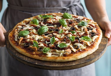 Es muy común usar levadura en la masa de la pizza. Una pizza, cuya masa fue preparada con levadura.