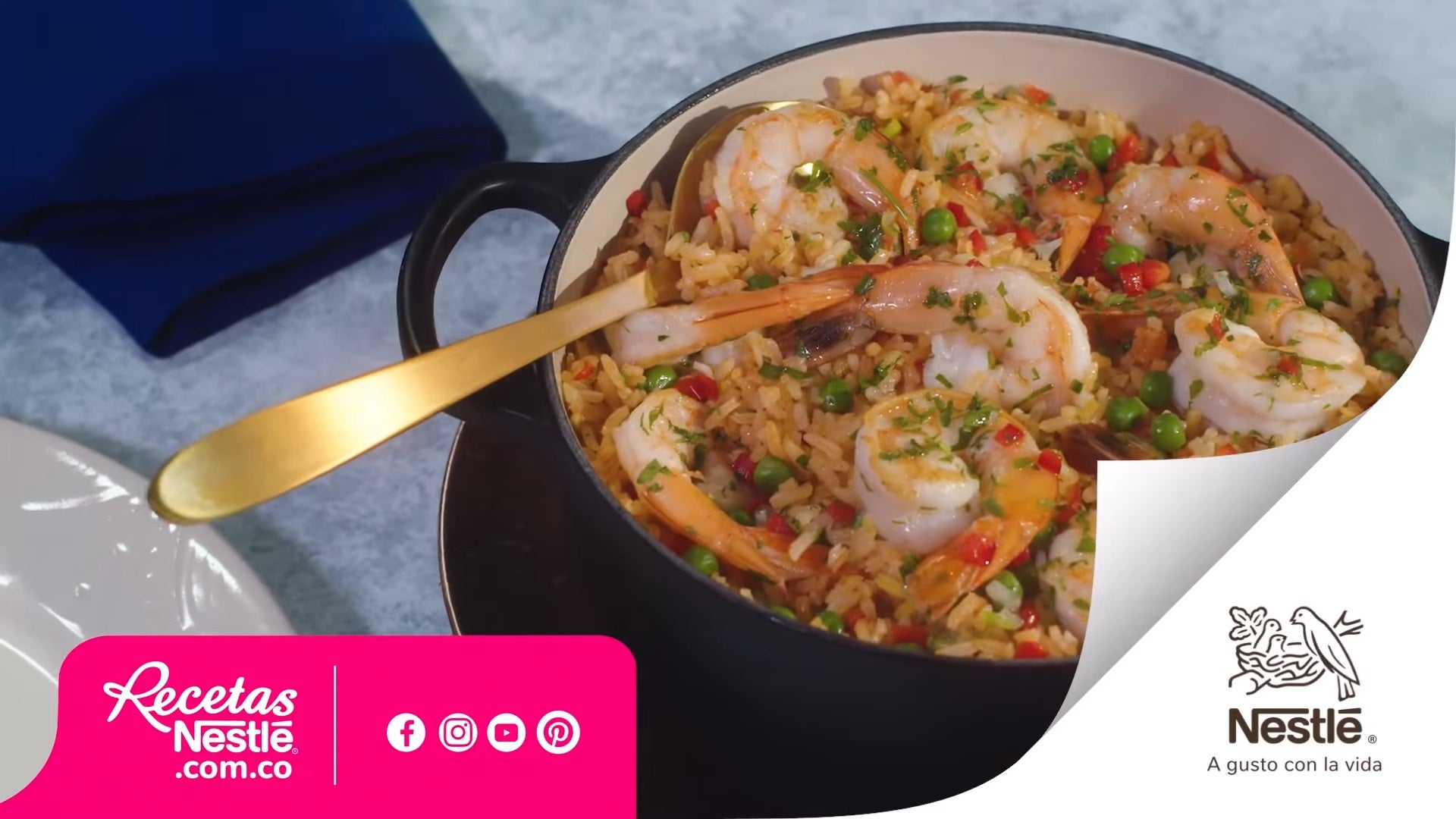arroz-camarones-maggi-video Plato de arroz con camarones, pimentón y cebolla, con un toque dorado y jugoso, preparado con MAGGI® para resaltar su sabor.
