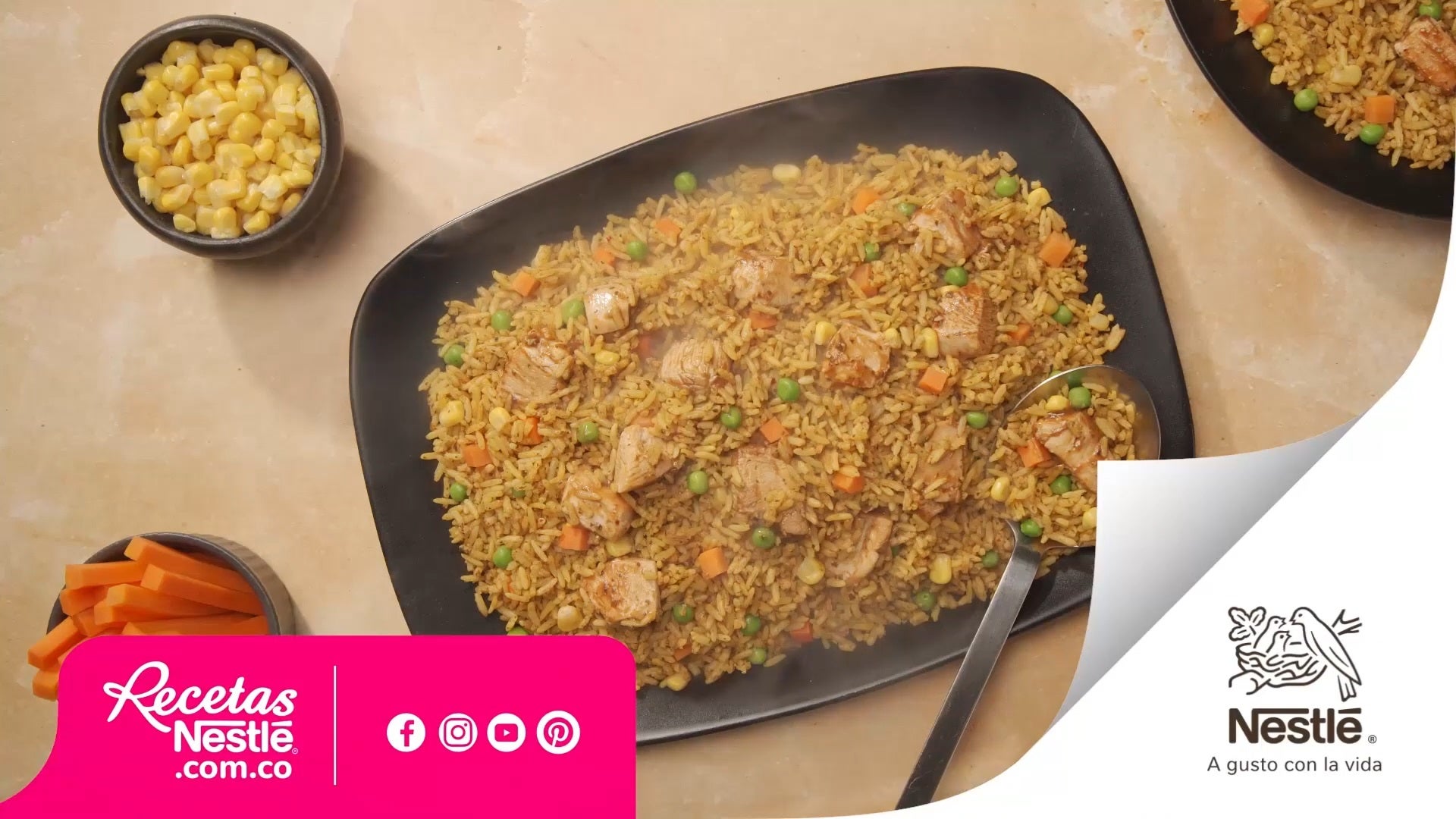 arroz-pollo-mexicano-video Plato de arroz con pollo al estilo mexicano, con pimientos, arvejas y zanahoria, preparado con MAGGI®.