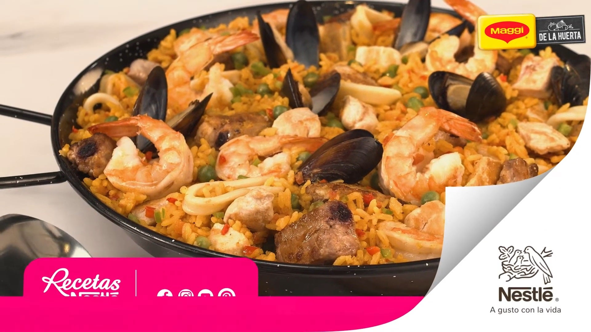 Paella con MAGGI®: Una Fiesta de Colores y Sabores en tu Mesa Paella en sartén tradicional, con arroz, camarones, calamares y vegetales, preparada con Caldo MAGGI® para realzar su sabor.
