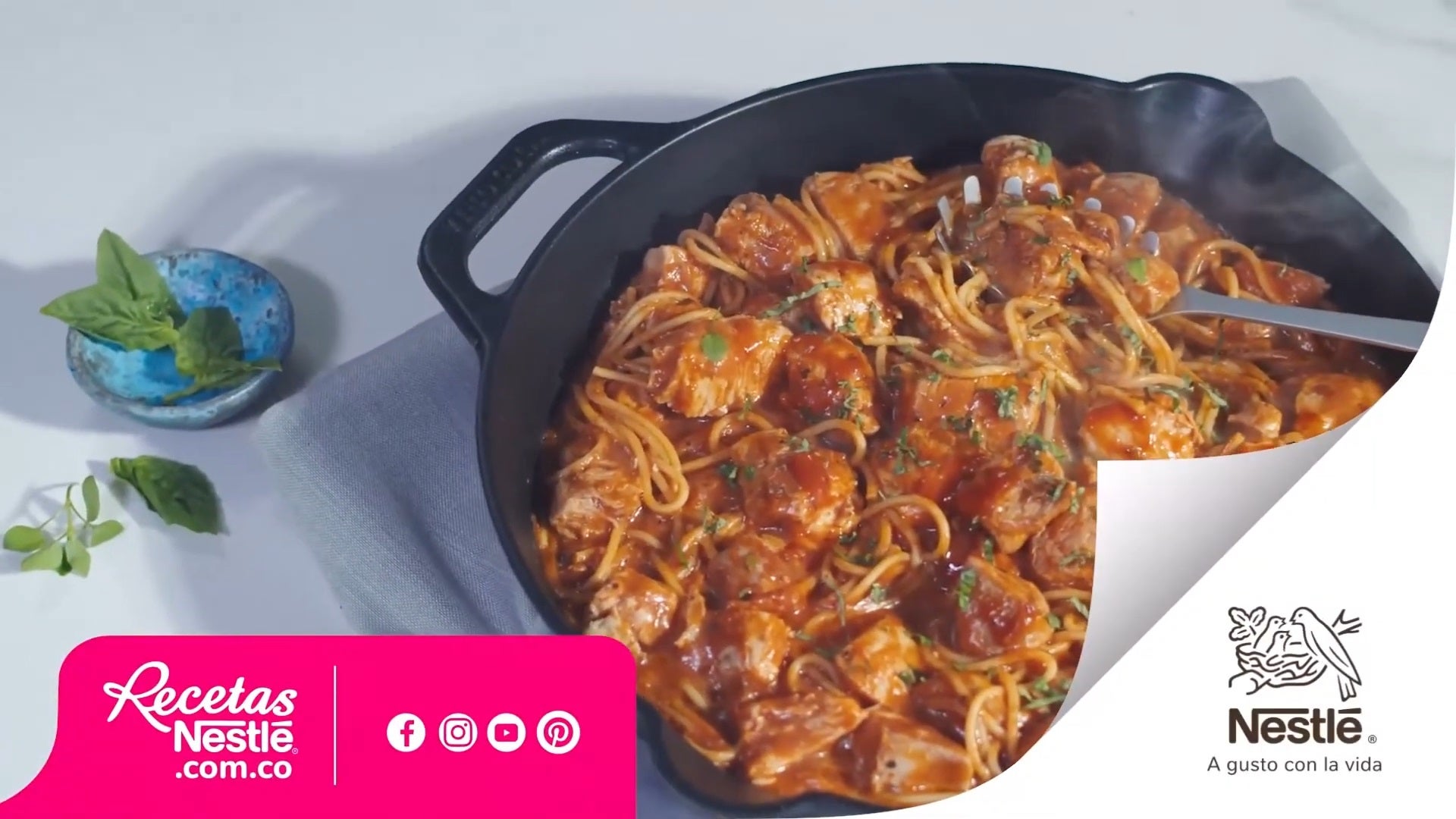 pasta-salsa-napolitana-video Plato de pasta bañada en salsa napolitana con tomate y albahaca, preparado con MAGGI® para un sabor intenso y casero.