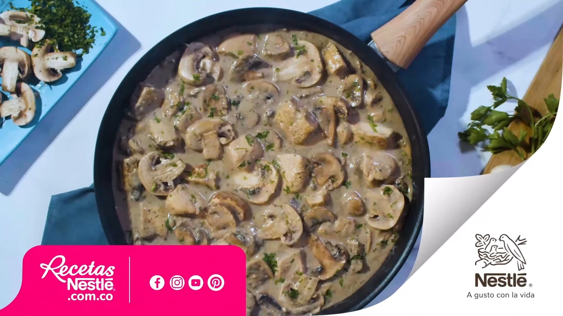 pollo-champinones-video Trozos de pollo en salsa cremosa con champiñones y perejil, preparados con sazonador MAGGI® para un sabor suave y delicioso.
