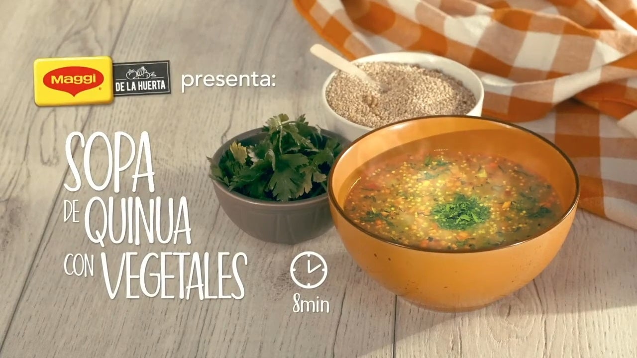 sopa-quinoa-vegetales Tazón de sopa de quinoa con zanahoria, papa y espinaca, preparada con Caldo MAGGI® para un sabor balanceado y nutritivo.