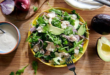 Bowl de ensalada de aguacate potenciada por el zumaque.