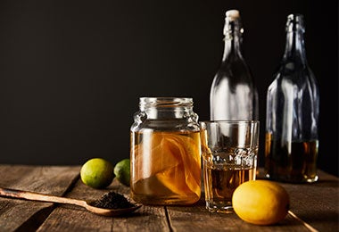 Frasco de kombucha en proceso de fermentación con SCOBY.