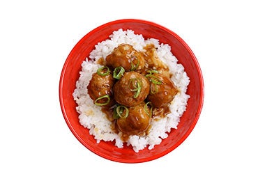 Plato con arroz y albóndigas en salsa sazonadas con zumaque.