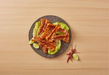 Carne asada jugosa en asado al aire libre. Carne asada jugosa recién hecha en asado campestre.
