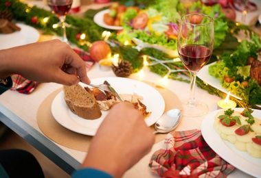 Cena de navidad casera. Cena de navidad casera en primer plano