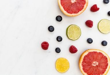 frutas cítricas Rodajas de cítricos y bayas rojas, ejemplos perfectos de frutas bajas en azúcar.