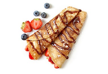 Crepas con frutas y salsa de chocolate