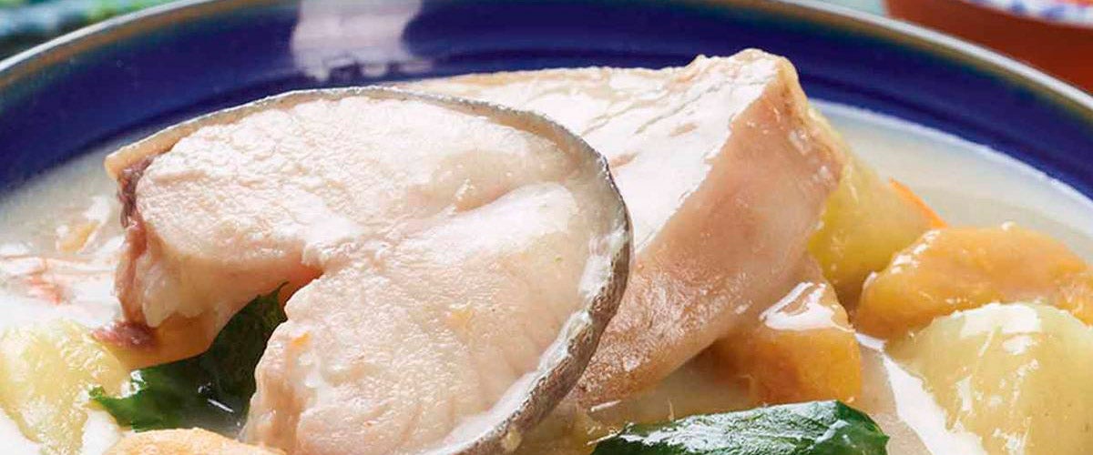 sancocho de pescado en plato blanco