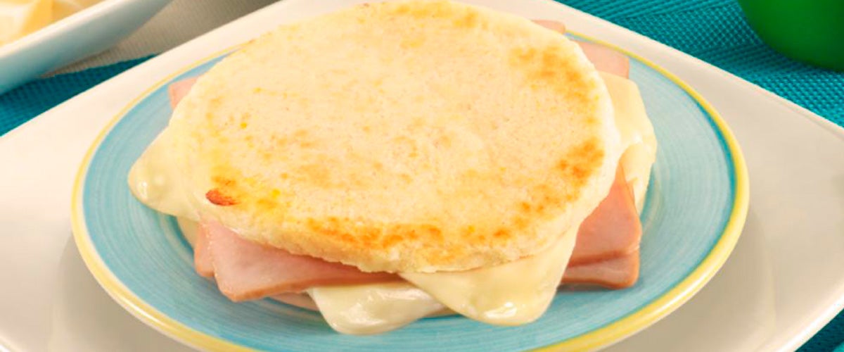 deliciosa arepa paisa con jamón y queso 