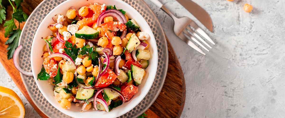 ensalada de garbanzos comida nutritiva