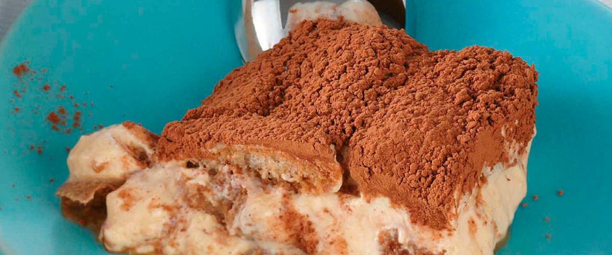 recetas con café postre tiramisú sobre plato azul y cuchara