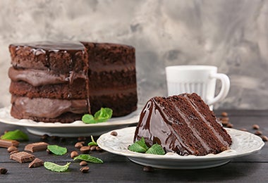 Torta de chocolate de tres pisos 