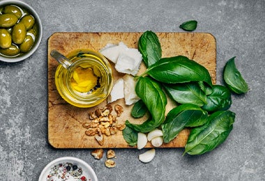 Aceitunas, albahaca, nueces y aceite de oliva para pesto