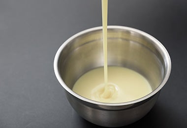  Agregar leche condensada en recipiente para usar en recetas 