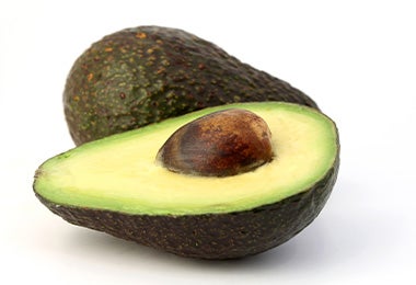 Aguacate tajado a la mitad para incluirlo en la hamburguesa de pescado
