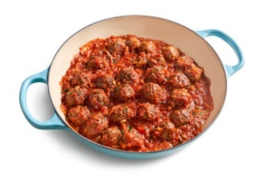 Albóndigas en una sartén azul bañadas en salsa putanesca