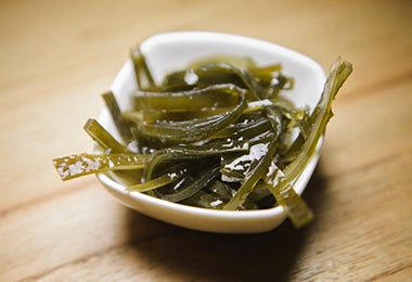 Pequeña porción de alga kombu, fundamental en el dashi.