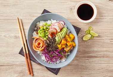 Algas comestibles en un poke bowl de salmón.