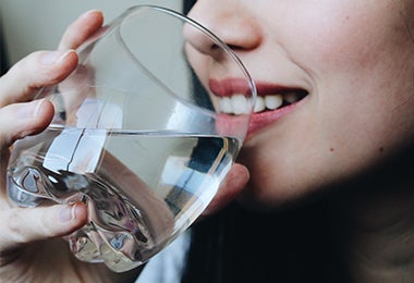 Se recomienda tomar dos litros de agua al día. 