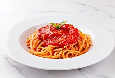 Espagueti preparado con una salsa de tomates enlatados