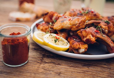 Alitas de pollo, platillo que puede balancearse con unos ricos bastones de apio