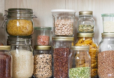 Frascos de bulgur y otros granos almacenados en una despensa organizada