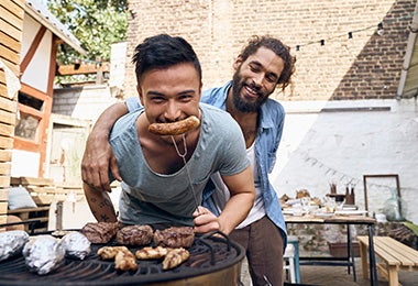 os amigos disfrutando de un asado