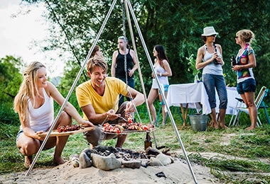 Grupo de amigos cocinando a la leña 