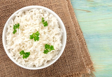 Bowl de arroz blanco con hierbas para acompañar tu porchetta