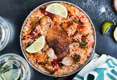 Olla llena de arroz con pollo en cocina para principiantes.
