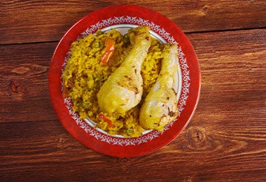 Plato de arroz con pollo como comida para cumpleaños.