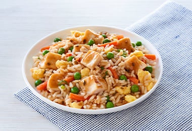 Plato de arroz con pollo para menú con pollo.