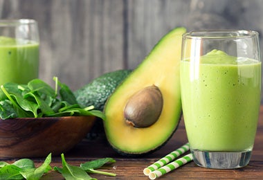 Batido de aguacate y espinacas, alimentos ricos en potasio