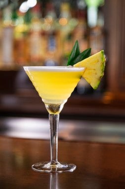 Copa de bebida a base de piña.