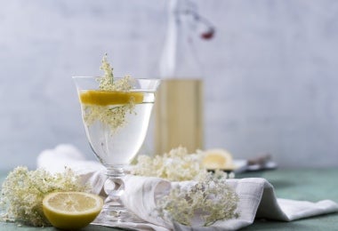 Bebida de manzanilla con rodajas de limón, infusión para disfrutar el beneficio de la manzanilla en la cocina