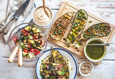 Berenjenas, zucchini, tomates y otras verduras asadas  