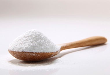 Cucharada de bicarbonato de sodio para limpiar ollas de acero inoxidable.