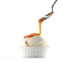 Helado de vainilla bañado con una cucharada de mezcla de bienmesabe.