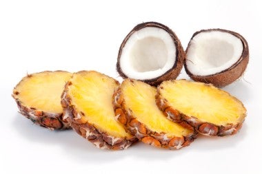 Coco y piña, ingredientes esenciales en algunas preparaciones del bienmesabe.