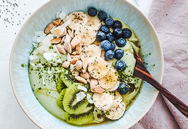 Bowl de frutas con té matcha