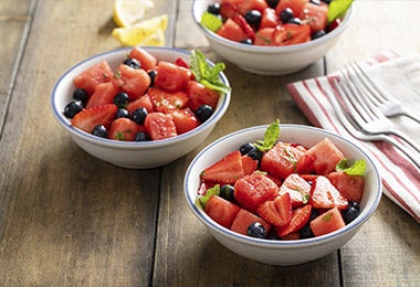 Bowl ensalada de frutas con frutos rojos