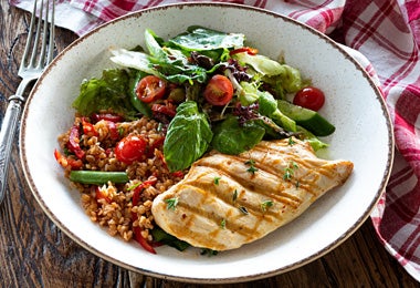 Plato de bulgur con ensalada fresca y pechuga de pollo a la parrilla
