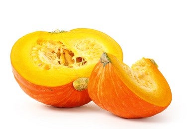 Calabaza tipo Hokkaido partida por la mitad mostrando su pulpa anaranjada