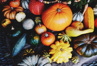 Calabazas de Halloween sobre una mesa.